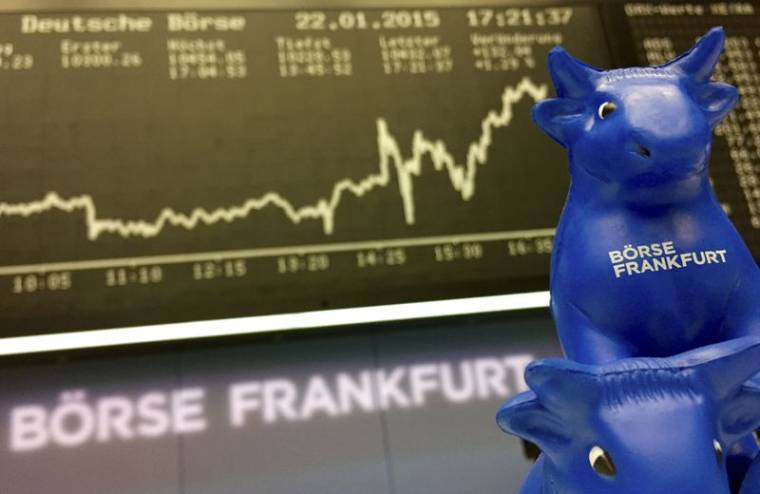 Photo d'une figurine de taureau en plastique, symbole de la bourse de Francfort, devant le tableau de l'indice boursier allemand DAX à la Bourse de Francfort