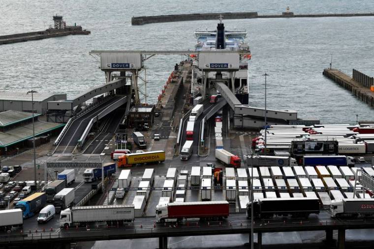Des camions débarquent d'un ferry transmanche au port de Douvres