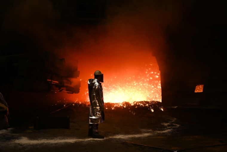 Un ouvrier sidérurgiste dans les hauts fourneaux de Thyssenkrupp à Duisbourg en Allemagne, le 10 décembre 2024 ( AFP / Ina FASSBENDER )