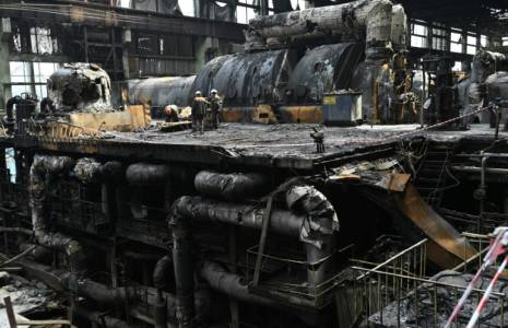Des équipements incendiés dans une centrale électrique ukrainienne après une frappe, le 19 avril 2024 ( AFP / Genya SAVILOV )