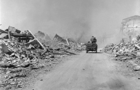 Une jeep alliée circule dans les rues de Royan, détruite, en avril 1945, en Charente-Maritime ( AFP / - )