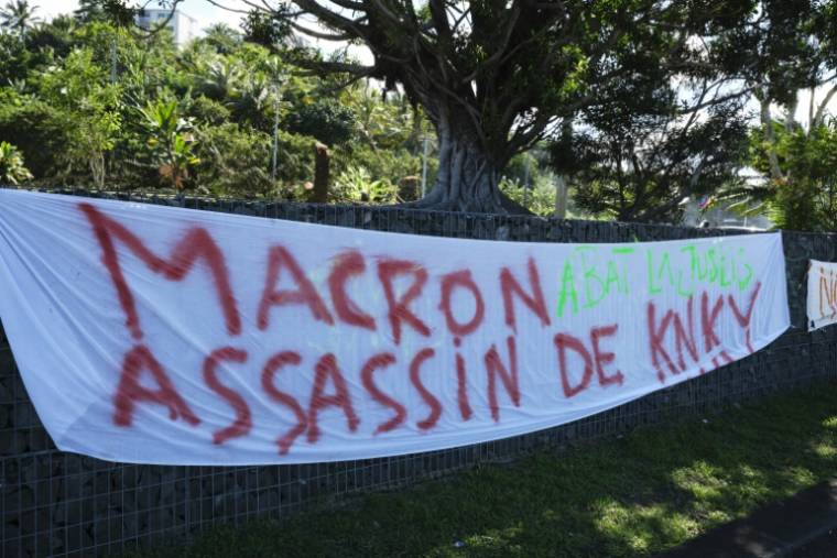Une banderole déployée le long d'une route après la visite du président Emmanuel Macron à Nouméa, en Nouvelle-Calédonie, le 24 Mai 2024 ( AFP / Theo Rouby )