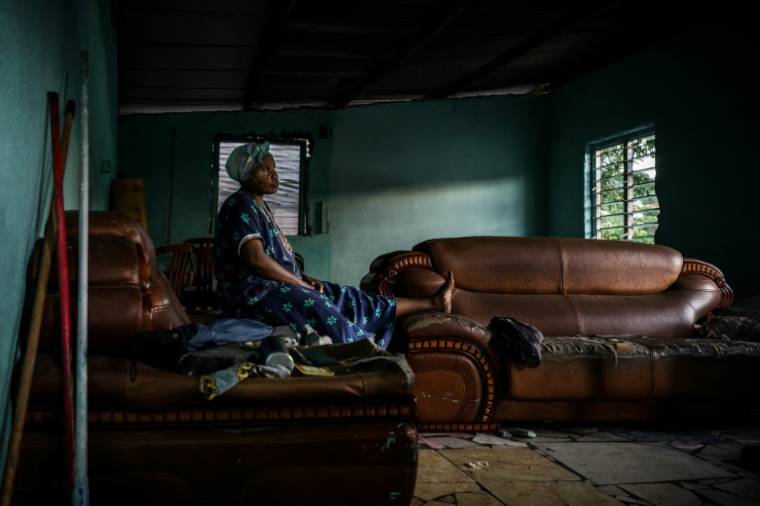 Une habitante du bidonville "Talus 2", dans le nord de Mayotte, promis à une démolition imminente, le 21 mai 2023 ( AFP / Philippe LOPEZ )