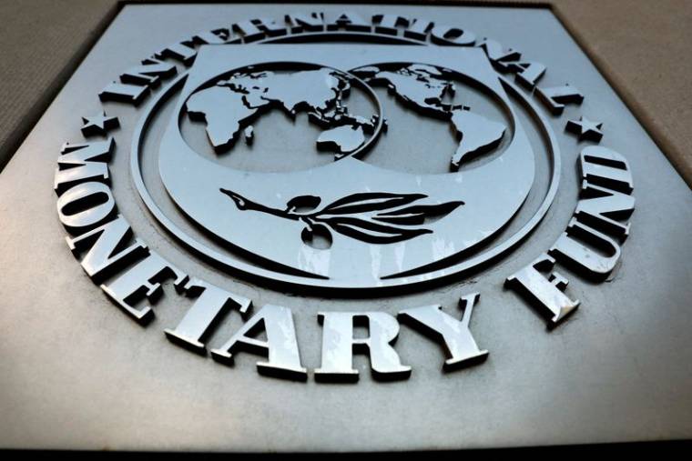 Le logo du FMI est vu à l'extérieur du bâtiment du siège à Washington