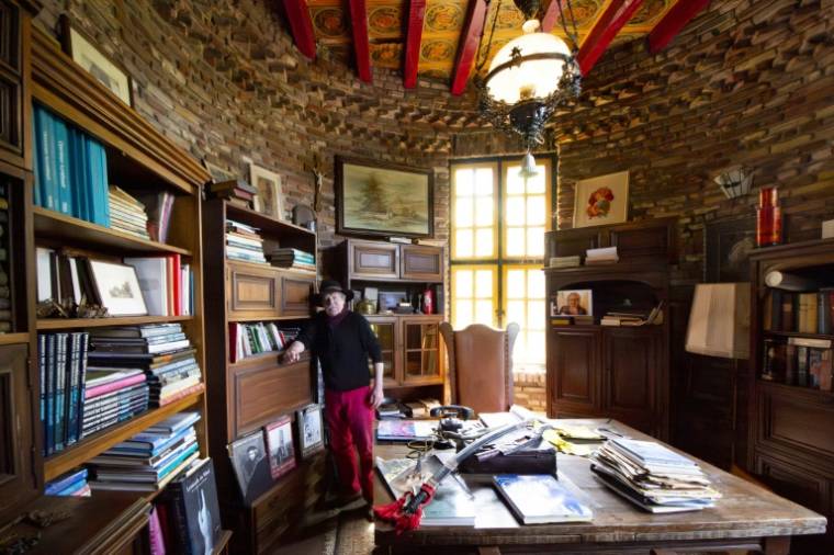 Le Néerlandais Gerry Halman, alias Seigneur Gregorious, dans la bibliothèque de son château Olt Stoutenburght qu'il a construit dans son jardin, le 6 mai 2024 à Blesdijke, aux Pays-Bas ( AFP / Nick Gammon )