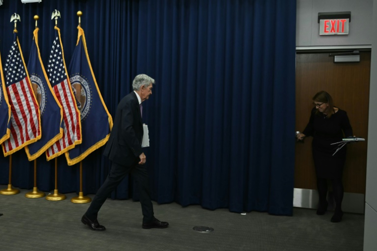 Le président de la Fed Jerome Powell quitte la salle où il vient de tenir une conférence de presse après la réunion de l'institution, le 7 novembre 2024 à Washington ( AFP / ANDREW CABALLERO-REYNOLDS )