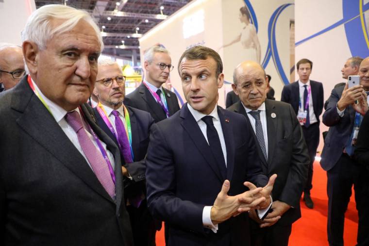 Jean-Pierre Raffarin aux côtés d'Emmanuel Macron lors d'une visite à Shangai (Chine) en 2019. ( AFP / LUDOVIC MARIN )