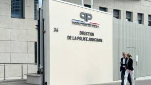 Le cinéaste Benoît Jacquot (g) arrive à la direction de la police judiciaire pour être interrogé sur des accusations d'abus sexuels, le 1er juillet 2024 à Paris  ( AFP / Guillaume DAUDIN )