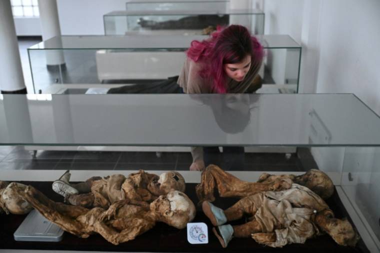 L'anthropologue et chercheuse à l'Université nationale de Colombie, Daniela Betancourtau musée des momies à San Bernardo, le 10 avril 2024 en Colombie ( AFP / Raul ARBOLEDA )