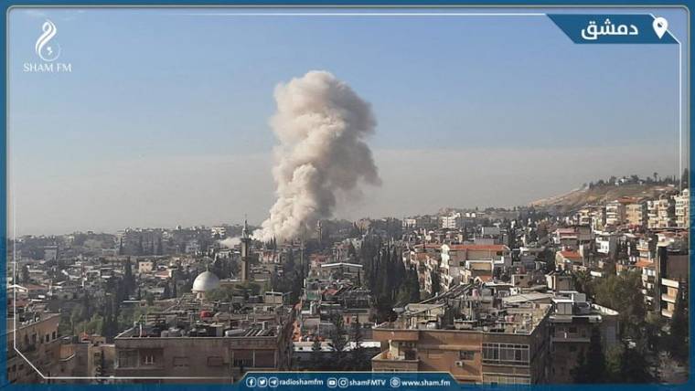 Photo d'archives: De la fumée s'élève après une frappe de missile israélienne sur Damas, en Syrie