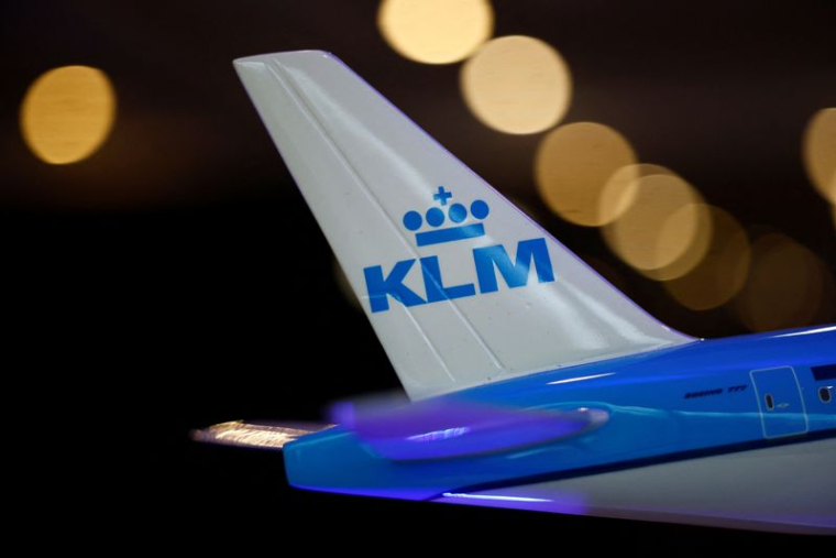 Le logo de KLM est visible sur la queue d'une maquette d'un avion Boeing 777 de KLM à Paris