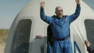 L'entrepreneur français Sylvain Chiron sort de la capsule de Blue Origin juste après avoir atteint l'espace, le 19 mai 2024 près de Van Horn, au Texas ( BLUE ORIGIN / HANDOUT )