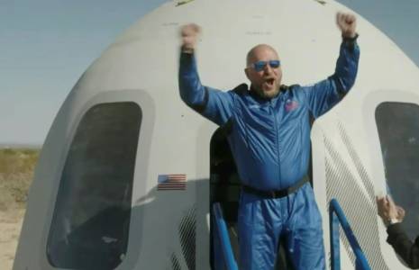 L'entrepreneur français Sylvain Chiron sort de la capsule de Blue Origin juste après avoir atteint l'espace, le 19 mai 2024 près de Van Horn, au Texas ( BLUE ORIGIN / HANDOUT )