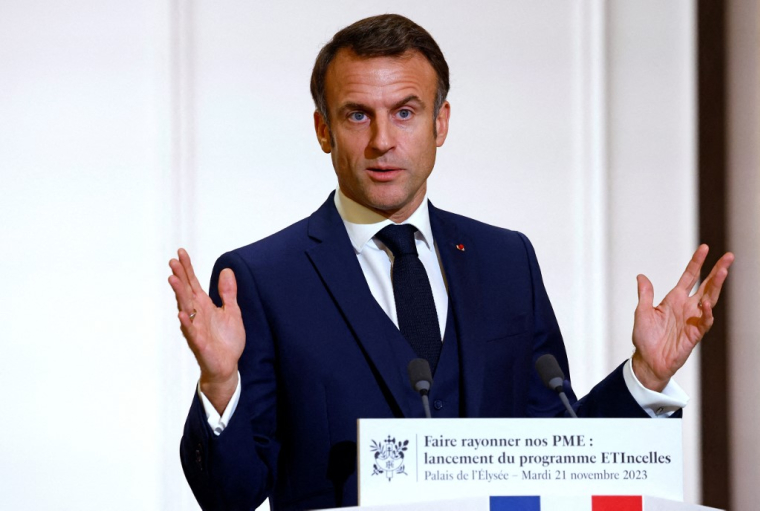 Le président Emmanuel Macron prononce un discours lors d'une réunion avec des dirigeants de petites et moyennes entreprises (PME), des membres de fédérations professionnelles et des élus locaux pour le lancement du nouveau programme ETIncelles à l'Élysée à Paris, le 21 novembre 2023. ( POOL / SARAH MEYSSONNIER )