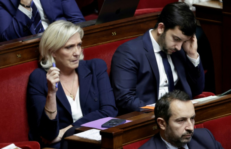 La cheffe de file du RN Marine Le Pen (g) assiste aux côtés des députés de son groupe Jean-Philippe Tanguy (d) et Sébastien Chenu (bas) à la présentation d'une proposition de loi du RN, à l'Assemblée nationale à Paris, le 31 octobre 2024 ( AFP / STEPHANE DE SAKUTIN )