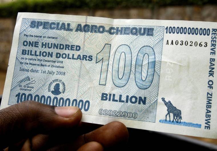 Un billet de 100 milliards de dollars zimbabwéens à Harare, le 19 juillet 2008 ( AFP / DESMOND KWANDE )