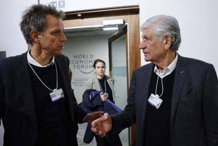Arthur Sadoun (g) et Maurice Levy (d)au Forum de Davos le 17 janvier 2024 ( POOL / LUDOVIC MARIN )