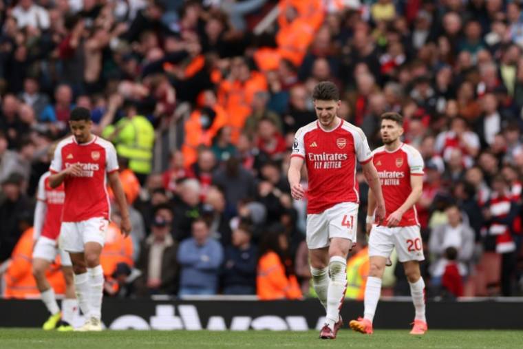La déception des joueurs d'Arsenal après la défaite face à Aston Villa, le 14 avril 2024 à l'Emirates Stadium ( AFP / Adrian DENNIS )
