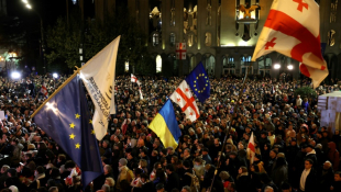 Manifestation contre les résultats des élections législatives devant le bâtiment du parlement à Tbilissi, le 4 novembre 2024 en Géorgie ( AFP / Giorgi ARJEVANIDZE )