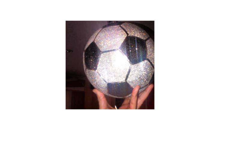 Karim Benzema et son ballon serti de 72.000 diamants (Capture Instagram @karimbenzema)