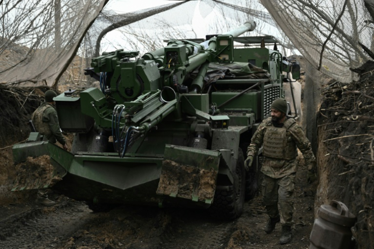 Des artilleurs de la 155e brigade mécanisée distincte des forces armées ukrainiennes se préparent à tirer un obusier automoteur César de fabrication française vers des positions russes dans un lieu non divulgué de la région de Donetsk, le 6 janvier 2025 ( AFP / Genya SAVILOV )