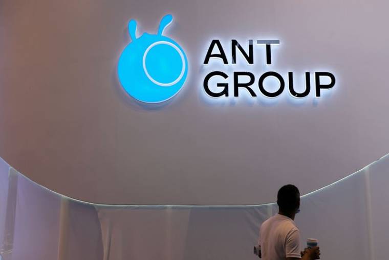 Un homme passe devant un logo du Ant Group