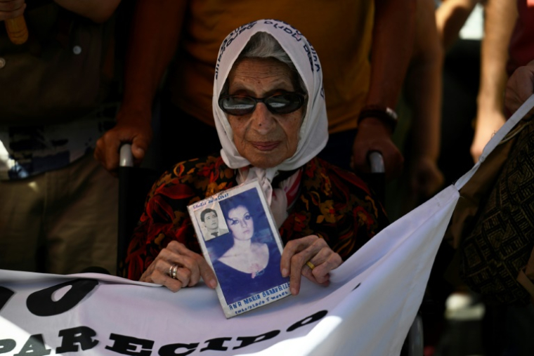 Mirta Acuña de Baravalle, membre fondatrice des Mères de la Plaza de Mayo, lors d'une manifestation contre le président-élu d'alors Javier Milei, le 23 novembre 2023 à Buenos Aires ( AFP / Luis ROBAYO )