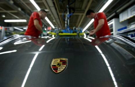 Photo d'archives des employés de Porsche qui installent un pare-brise