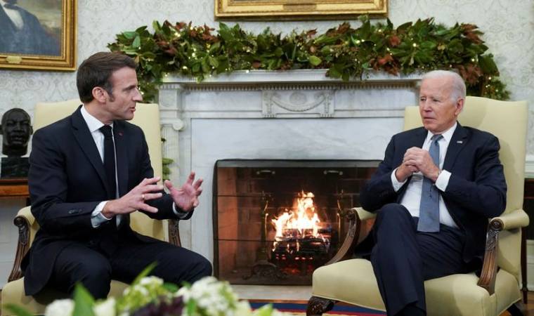 Le président français Emmanuel Macron s'entretient avec le président américain Joe Biden