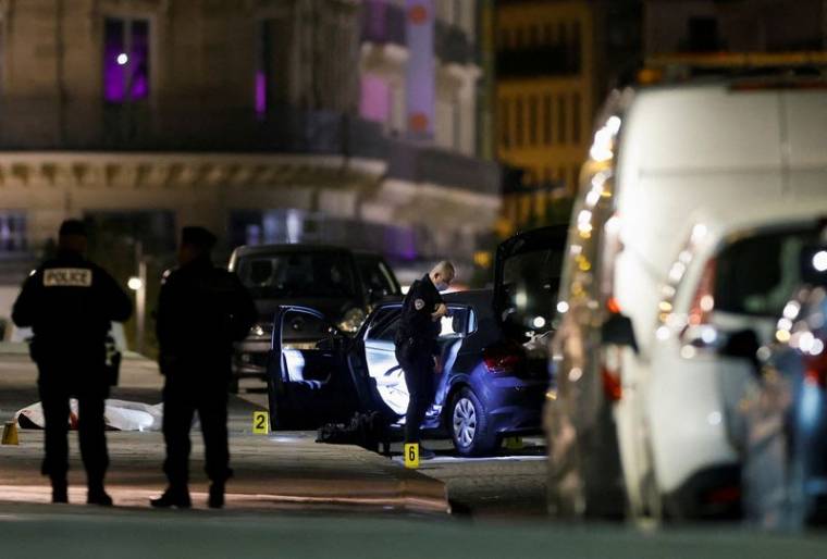 FRANCE: LA POLICE TIRE SUR UN VÉHICULE, DEUX MORTS