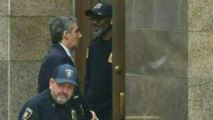 'ancien avocat de Trump, Michael Cohen (g), arrive au tribunal pénal de Manhattan pour le procès de l'ancien président américain Donald Trump, le 13 mai 2024 à New York ( AFP / ANGELA WEISS )
