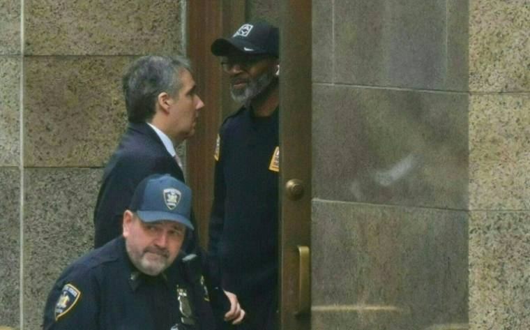 L'avocat Michael Cohen (g) arrive au tribunal pénal de Manhattan pour le procès de l'ancien président américain Donald Trump, le 13 mai 2024 à New York ( AFP / ANGELA WEISS )