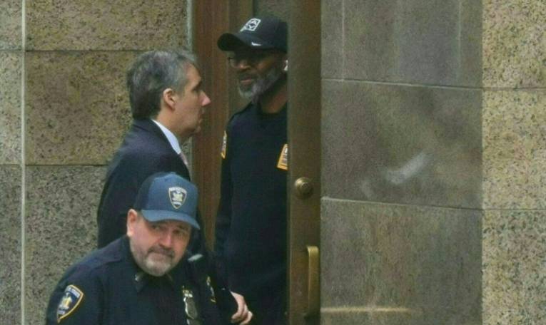 'ancien avocat de Trump, Michael Cohen (g), arrive au tribunal pénal de Manhattan pour le procès de l'ancien président américain Donald Trump, le 13 mai 2024 à New York ( AFP / ANGELA WEISS )
