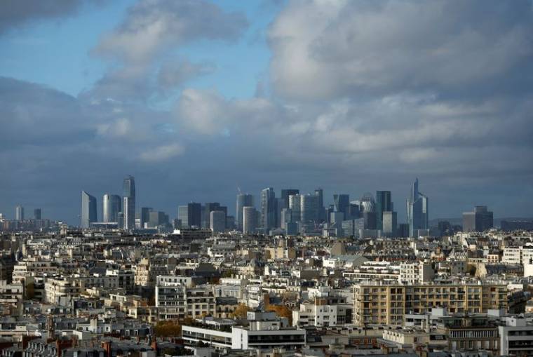 Une vue montre le quartier d'affaires de La Défense et les toits du 16e arrondissement de Paris