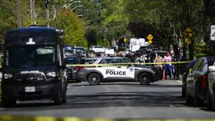 Des véhicules de police stationnent près de la résidence du rappeur canadien Drake à Toronto, devant laquelle un agent de sécurité a été blessé par balle, au Canada, le 7 mai 2024 ( AFP / Christopher KATSAROV LUNA )