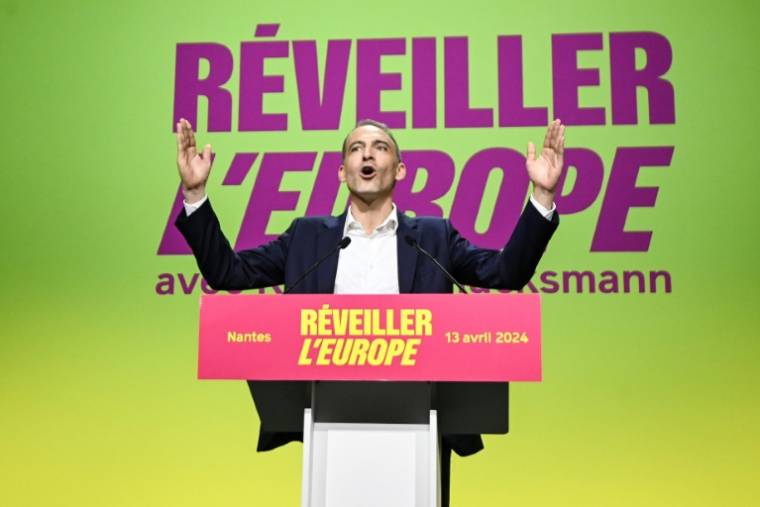 La tête de liste du Parti socialiste et de Place publique pour les européennes, Raphaël Glucksmann, le 13 avril 2024 à Saint-Herblain, près de Nantes ( AFP / Sebastien SALOM-GOMIS )