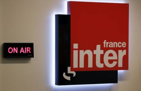 France Inter reste largement la première radio de France, inscrivant un nouveau record historique à 7,18 millions d'auditeurs quotidiens de janvier à mars 2024 ( AFP / PATRICK KOVARIK )