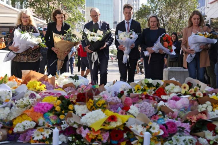 Le Premier ministre australien Anthony Albanese (C) rend hommage aux victimes de l'attaque au couteau dans un centre commercial de Sydney, avec d'autres responsables, le 14 avril 2024 ( AFP / DAVID GRAY )