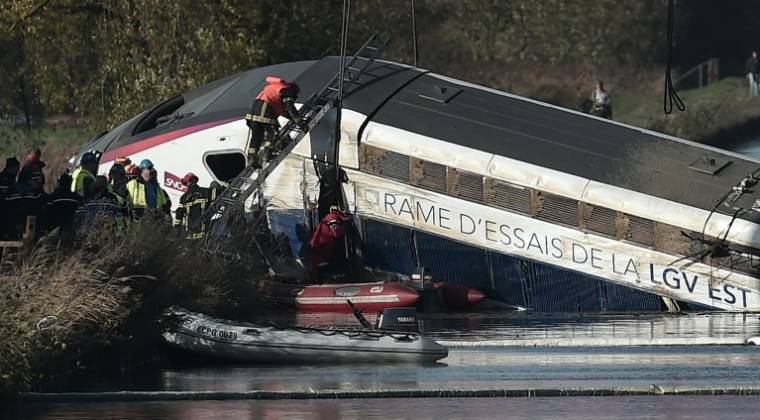 Motrice et wagon du TGV dans un canal d'Eckwersheim près de Strasbourg, dans le nord-est de la France, après avoir déraillé le 14 novembre, le 15 novembre 2015 ( AFP / FREDERICK FLORIN )