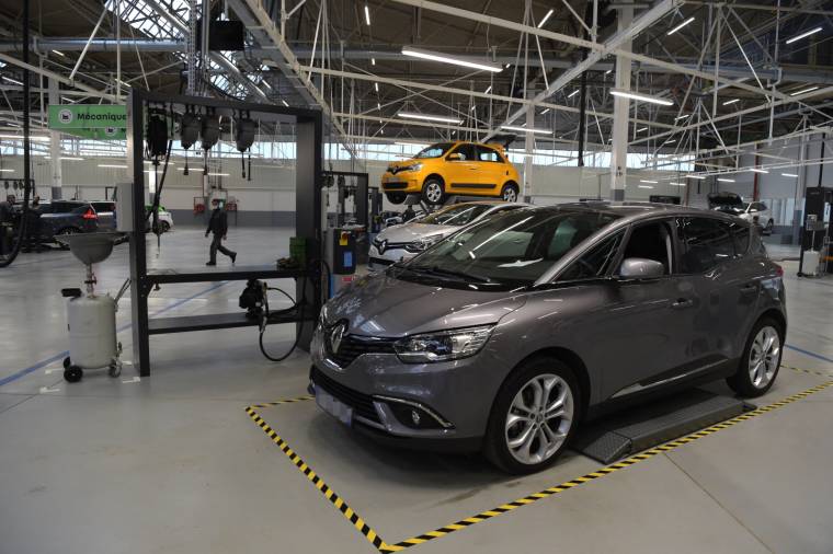 À Flins (Yvelines), Renault a transformé son usine pour en faire un site de reconditionnement.  ( AFP / ERIC PIERMONT )