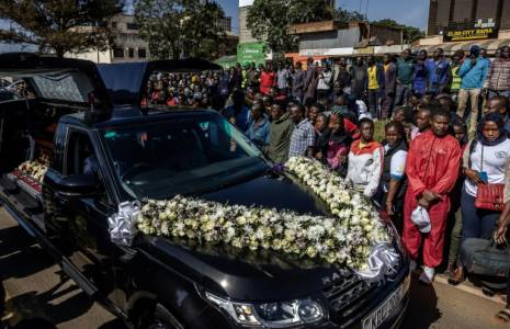 Le corbillard transportant le marathonien kényan Kelvin Kiptum, à la veille de ses funérailles nationales à Eldoret, le 22 février 2024 ( AFP / LUIS TATO )