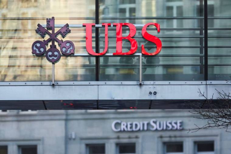 Les logos d'UBS et du Credit Suisse à Zurich