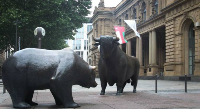L'Ours (bear) et le Taureau (bull) devant la Bourse de Francfort