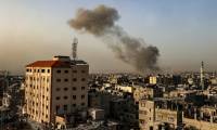 Colonne de fumée au-dessus de bâtiments après un bombardement israélien à Rafah, dans le sud de la bande de Gaza, le 27 mars 2024 ( AFP / SAID KHATIB )