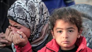 Une femme pleure après une frappe israélienne sur Deir al-Balah, dans le centre de la bande de Gaza, le 2 mars 2024 ( AFP / - )