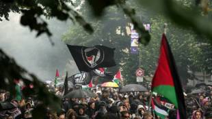 Des milliers de personnes défilent à Paris en hommage au militant d'ultragauche Clément Méric tué il y a dix ans, en soutien aux peuples palestinien et kanak, le 1er juin 2024 ( AFP / Zakaria ABDELKAFI  )
