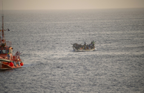 Un bateau en provenance du Sénégal avec 136 migrants à bord arrive après avoir été secouru en mer par un navire espagnol de l'Agence de recherche et de sauvetage en mer au port de La Restinga sur l'île canarienne d'El Hierro, le 28 novembre 2024 ( AFP / Antonio SEMPERE )