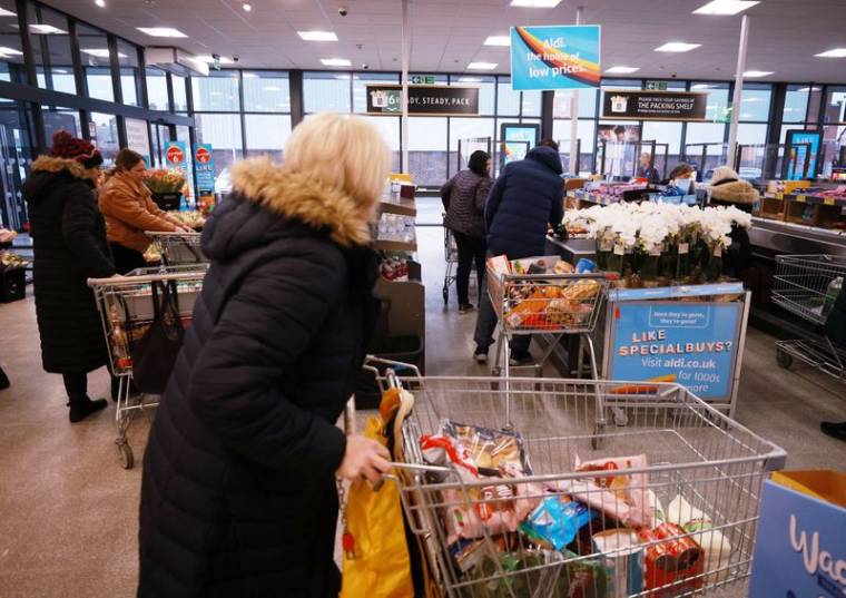 Des personnes font leurs courses à l'intérieur d'un supermarché ALDI près d'Altrincham
