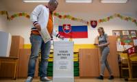 Des électeurs dans un bureau de vote à Bratislava pour les élections législatives, le 30 septembre 2023 ( AFP / VLADIMIR SIMICEK )