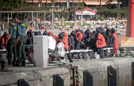 Des migrants secourus à Los Cristianos, en Espagne, le 2 février 2024. ( AFP / DESIREE MARTIN )